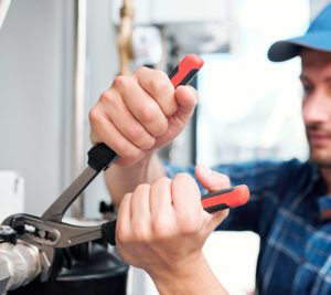 hombre trabajando mejorar aire ventilador centrífugo mantenimiento