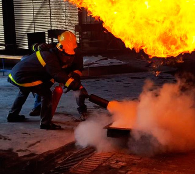 bomberos apagando el fuego blog colectores de humo riesgo de fuego